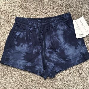 Athleta blue tie dye Farallon shorts size small